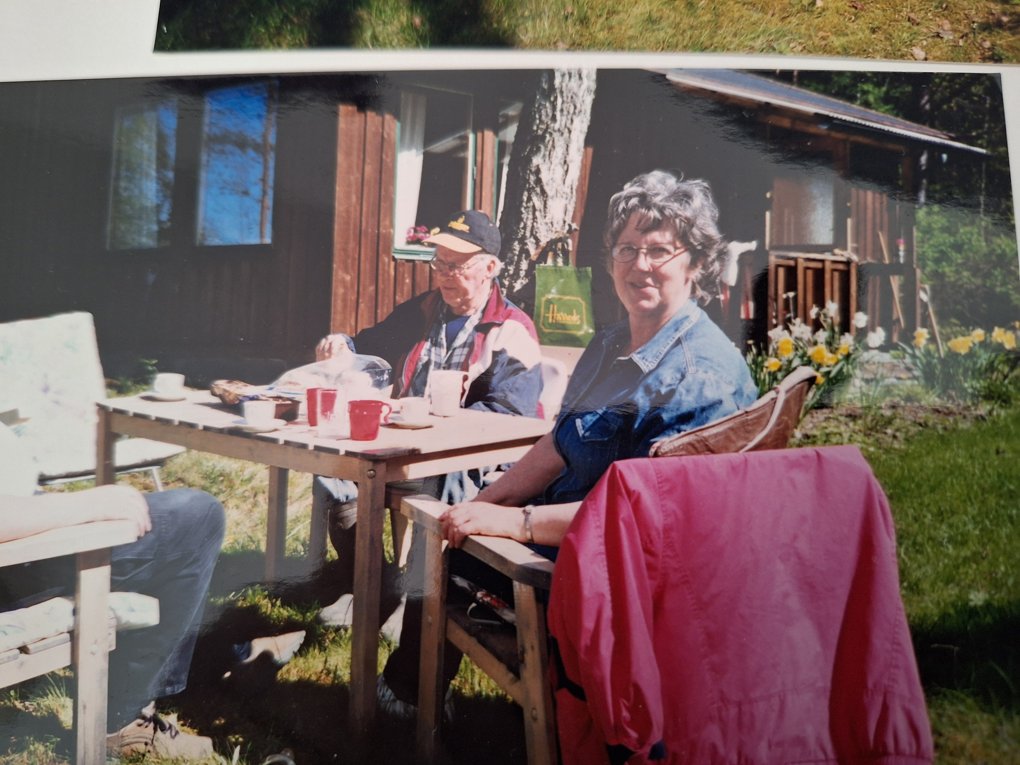 Inga-Britt och Gösta fikar